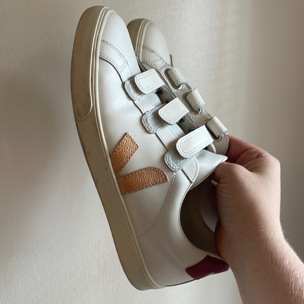 VEJA - V-10 low-top sneakers, rose gold V, maroon heel (EUR 40 / US 9)